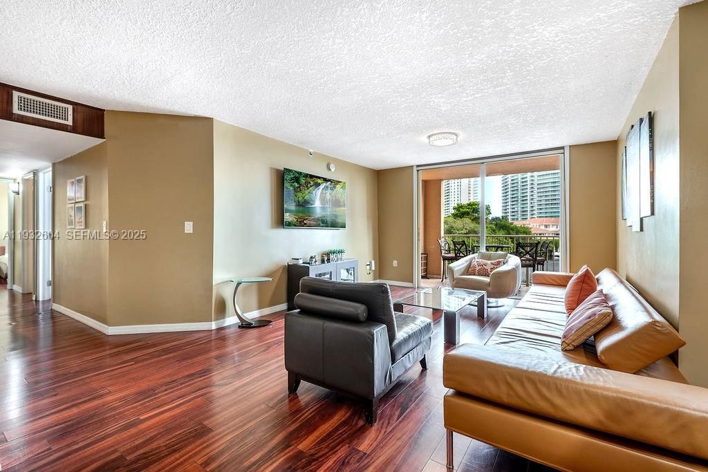 For Rent: $3,200 (2 beds, 2 baths, 1100 Square Feet)