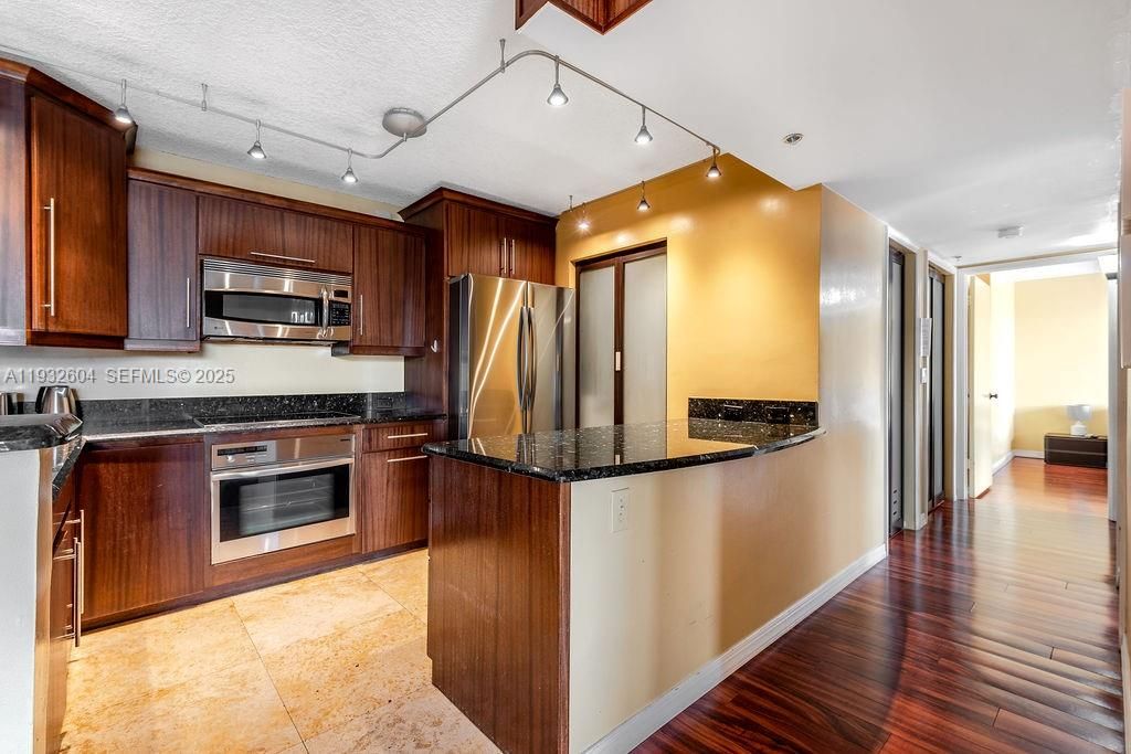 For Rent: $3,200 (2 beds, 2 baths, 1100 Square Feet)