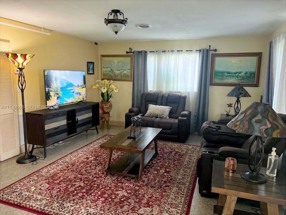 En Venta: $550,000 (4 camas, 2 baños, 2057 Pies cuadrados)