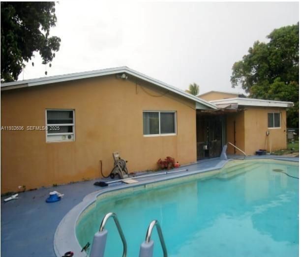 En Venta: $550,000 (4 camas, 2 baños, 2057 Pies cuadrados)