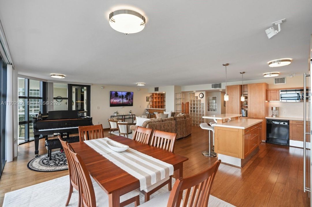 待售: $1,575,000 (2 贝兹, 2 浴室, 1994 平方英尺)