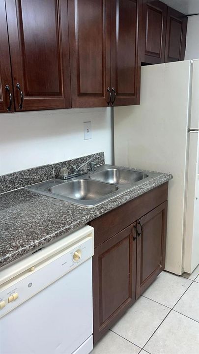 出租: $1,700 (2 贝兹, 1 浴室, 850 平方英尺)