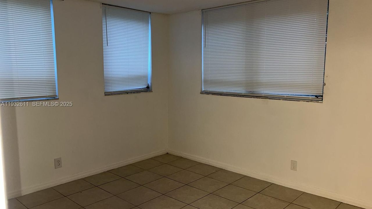 出租: $1,700 (2 贝兹, 1 浴室, 850 平方英尺)