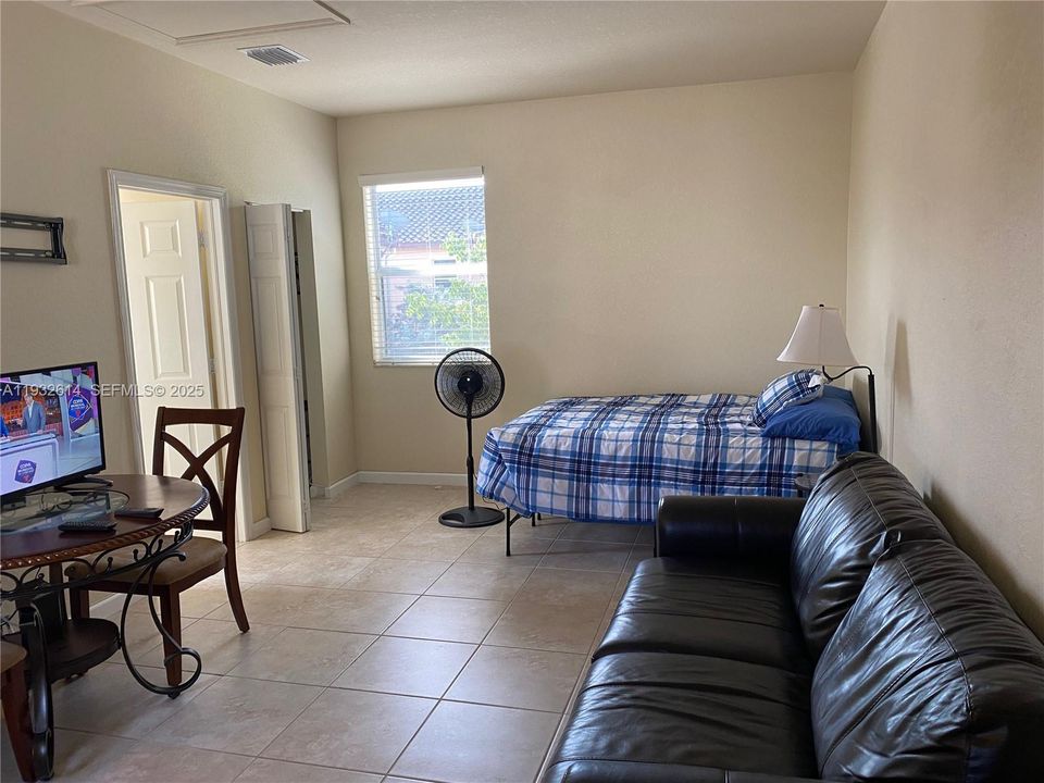 For Rent: $1,450 (0 beds, 1 baths, 1930 Square Feet)