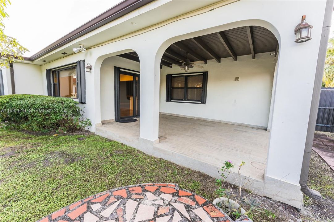 For Sale: $810,000 (4 beds, 3 baths, 2007 Square Feet)