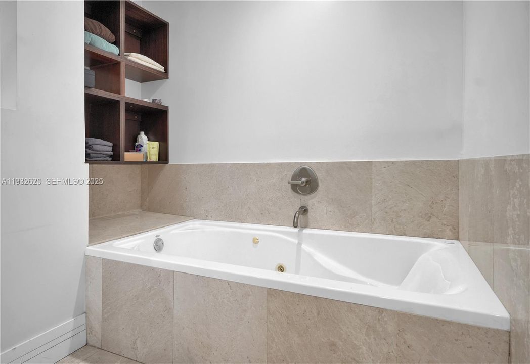 出租: $7,700 (4 贝兹, 3 浴室, 3006 平方英尺)