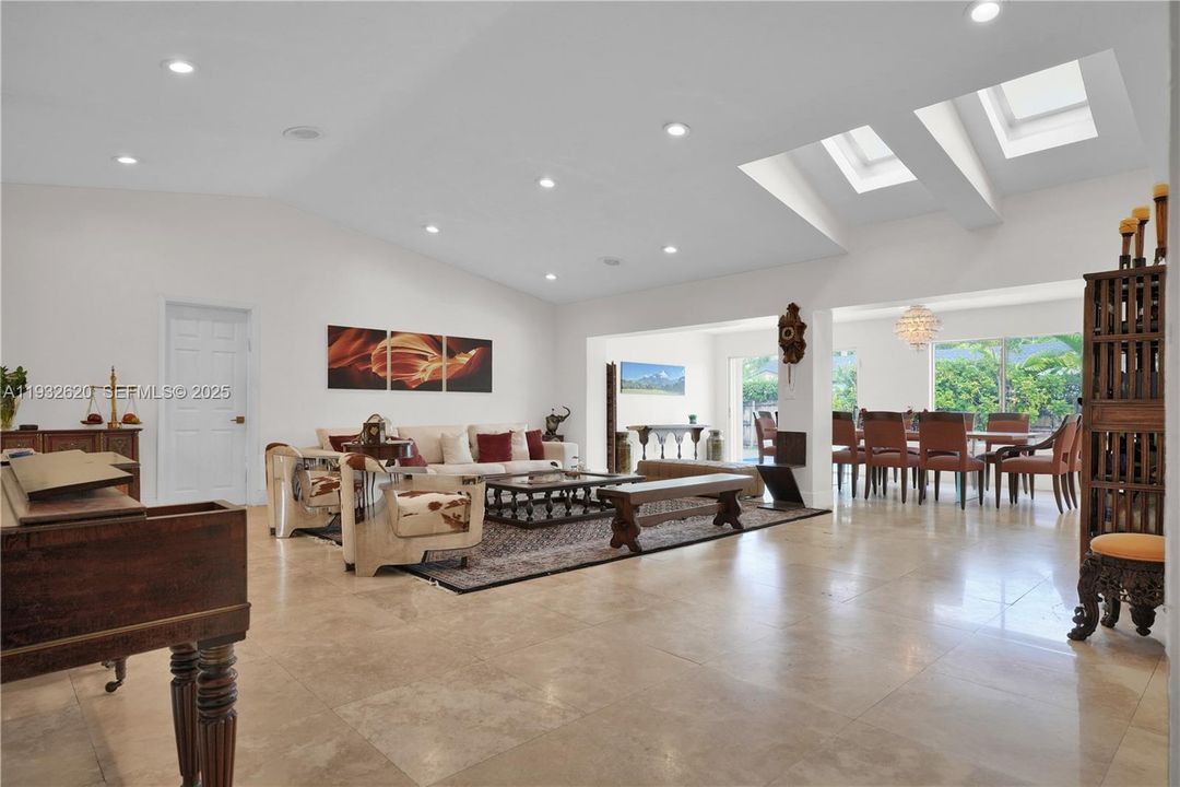 出租: $7,700 (4 贝兹, 3 浴室, 3006 平方英尺)