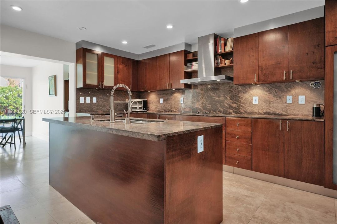 出租: $7,700 (4 贝兹, 3 浴室, 3006 平方英尺)