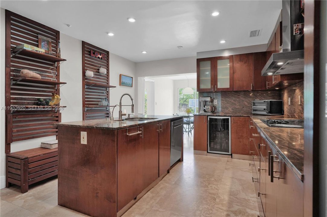 出租: $7,700 (4 贝兹, 3 浴室, 3006 平方英尺)