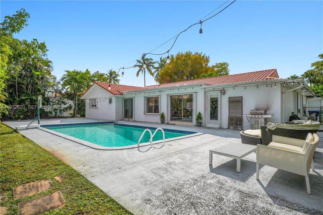 出租: $7,700 (4 贝兹, 3 浴室, 3006 平方英尺)