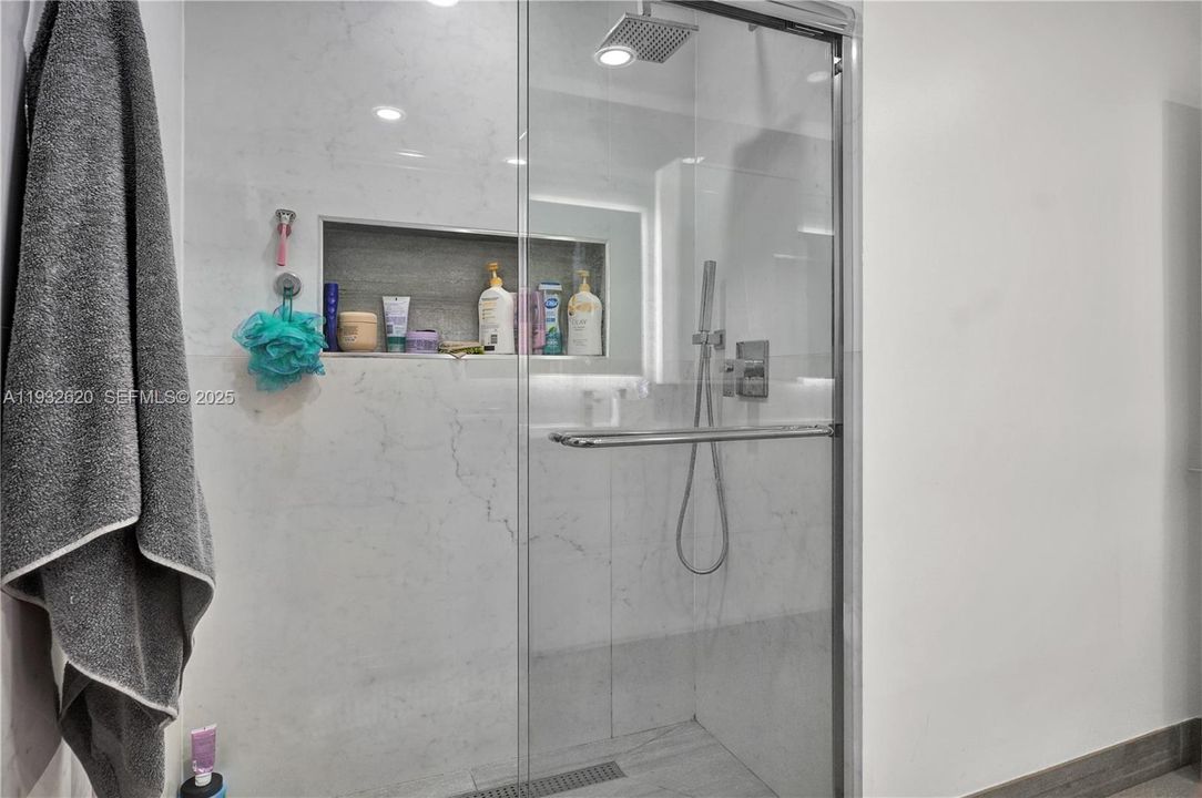 出租: $7,700 (4 贝兹, 3 浴室, 3006 平方英尺)