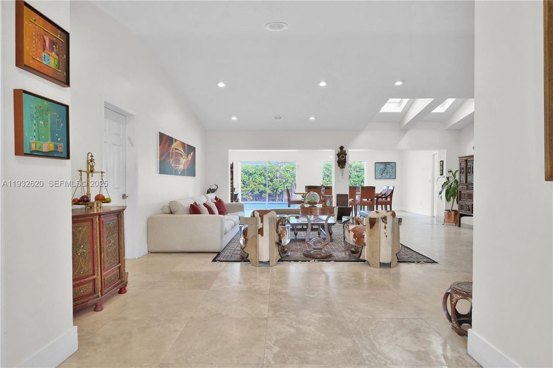 出租: $7,700 (4 贝兹, 3 浴室, 3006 平方英尺)