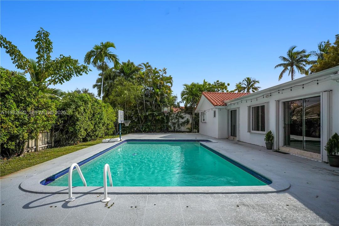 出租: $7,700 (4 贝兹, 3 浴室, 3006 平方英尺)