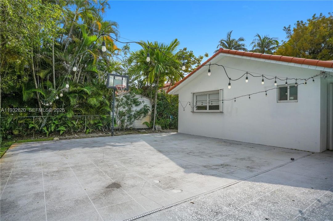 出租: $7,700 (4 贝兹, 3 浴室, 3006 平方英尺)