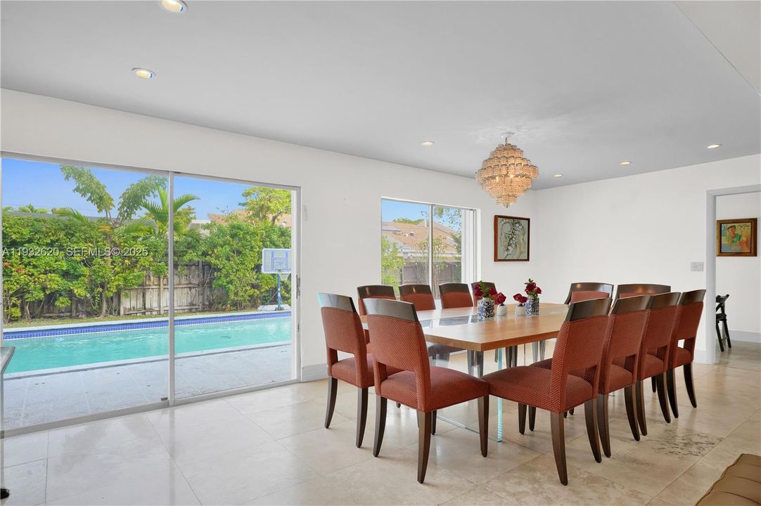 出租: $7,700 (4 贝兹, 3 浴室, 3006 平方英尺)