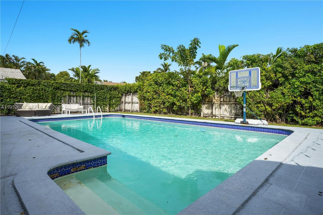 出租: $7,700 (4 贝兹, 3 浴室, 3006 平方英尺)