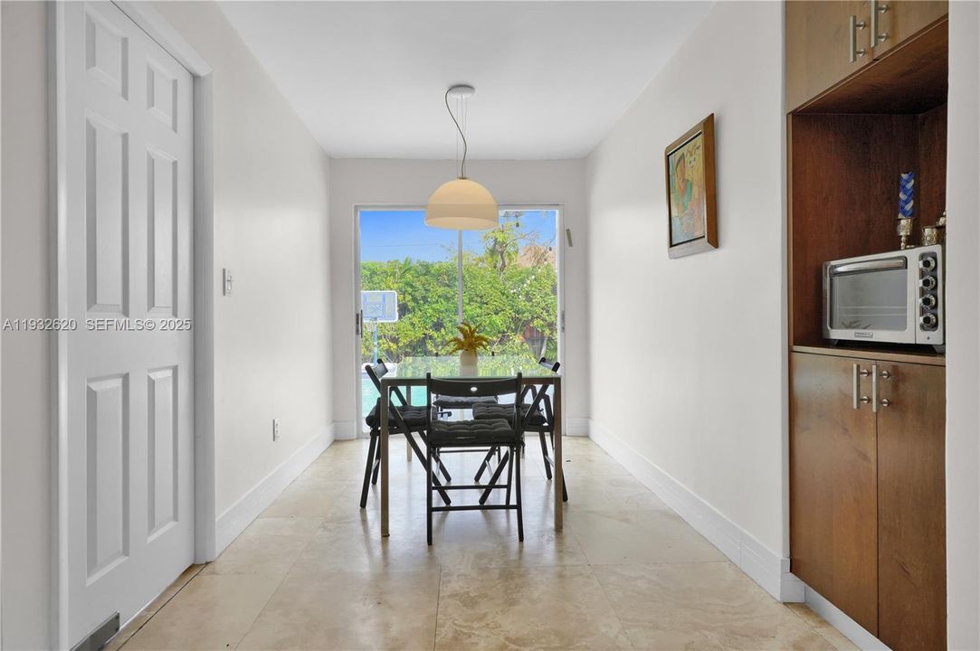 出租: $7,700 (4 贝兹, 3 浴室, 3006 平方英尺)