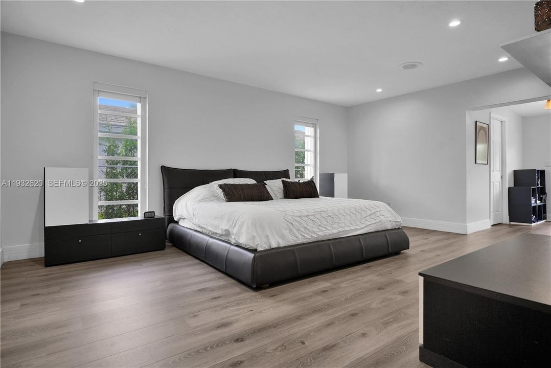 出租: $7,700 (4 贝兹, 3 浴室, 3006 平方英尺)