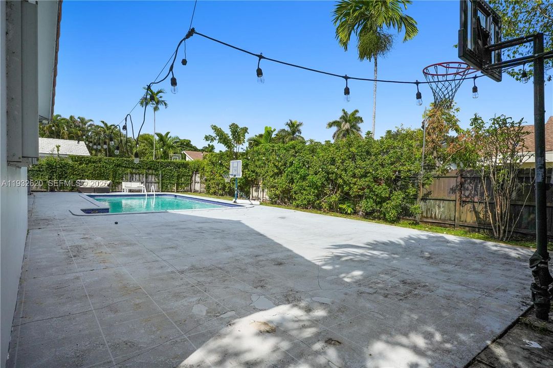 出租: $7,700 (4 贝兹, 3 浴室, 3006 平方英尺)