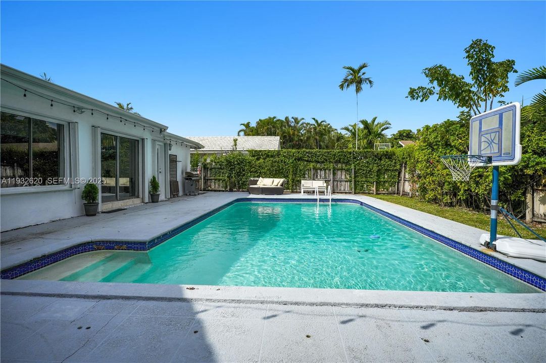 出租: $7,700 (4 贝兹, 3 浴室, 3006 平方英尺)