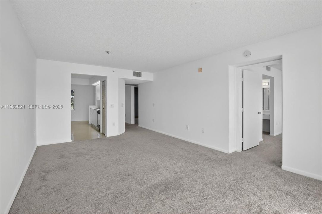 For Sale: $220,000 (2 beds, 2 baths, 1137 Square Feet)