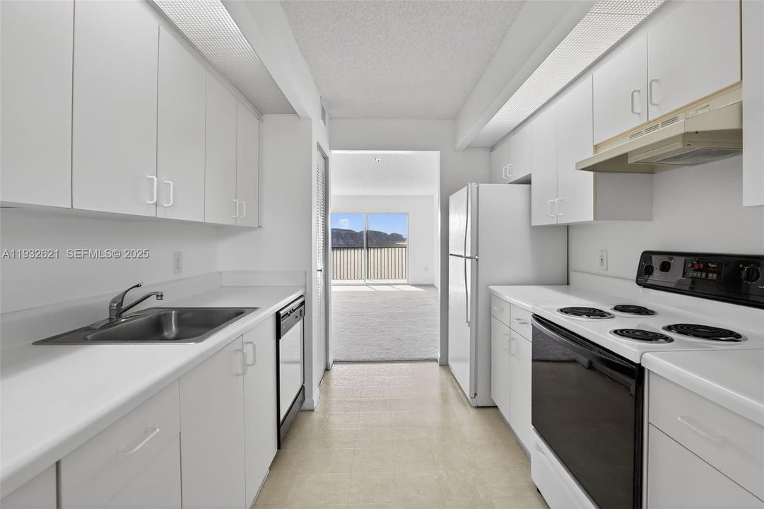 For Sale: $220,000 (2 beds, 2 baths, 1137 Square Feet)