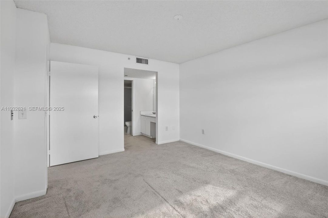 For Sale: $220,000 (2 beds, 2 baths, 1137 Square Feet)