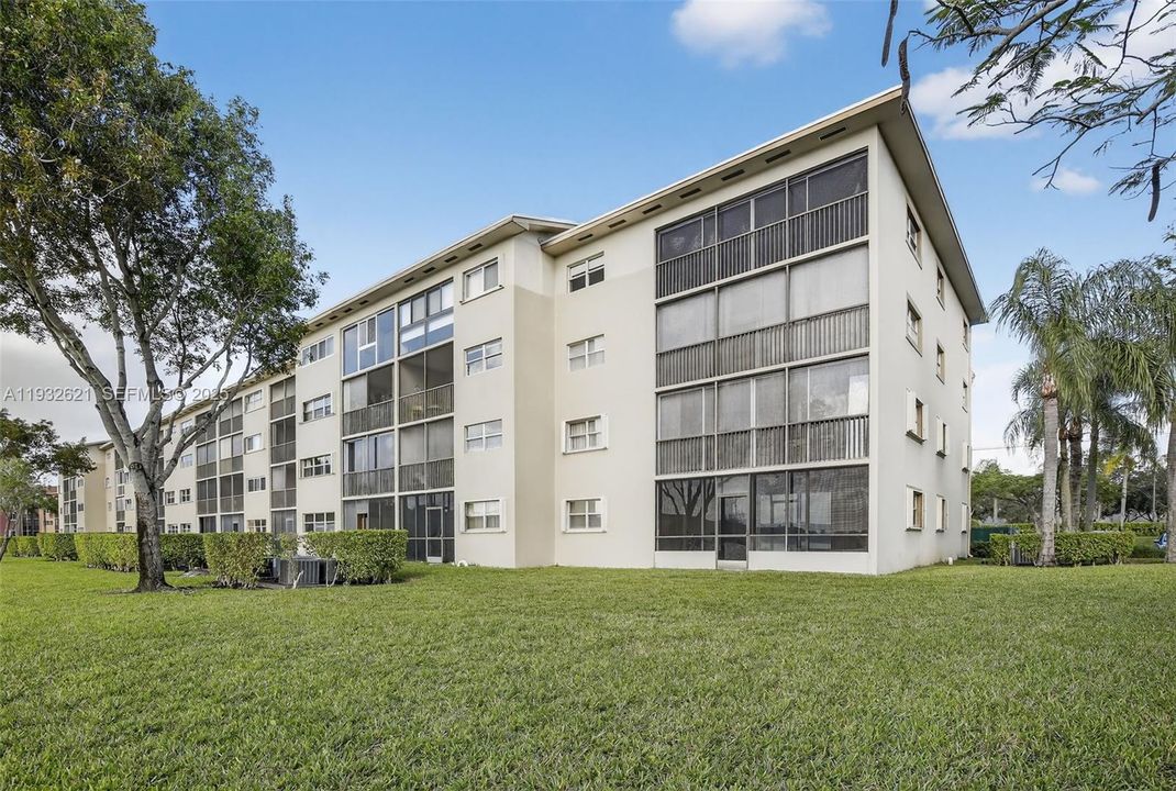 For Sale: $220,000 (2 beds, 2 baths, 1137 Square Feet)