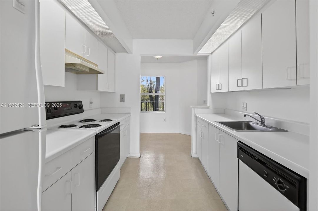 For Sale: $220,000 (2 beds, 2 baths, 1137 Square Feet)