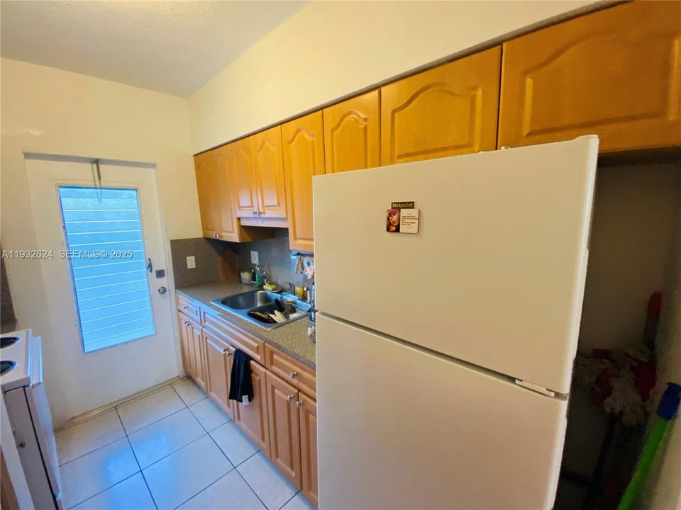 For Rent: $1,700 (1 beds, 1 baths, 650 Square Feet)