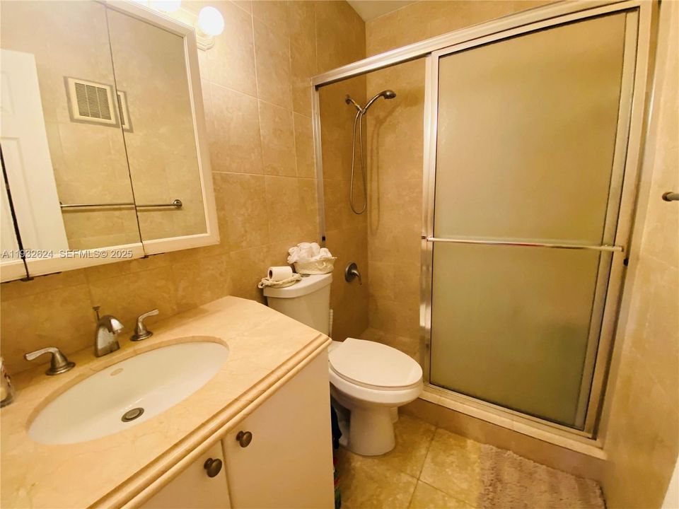 For Rent: $1,700 (1 beds, 1 baths, 650 Square Feet)