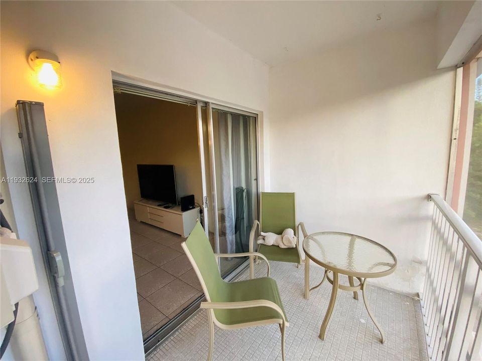 For Rent: $1,700 (1 beds, 1 baths, 650 Square Feet)