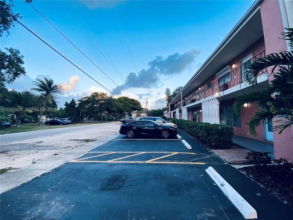 For Rent: $1,700 (1 beds, 1 baths, 650 Square Feet)