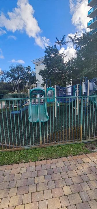 For Rent: $2,800 (2 beds, 2 baths, 1165 Square Feet)