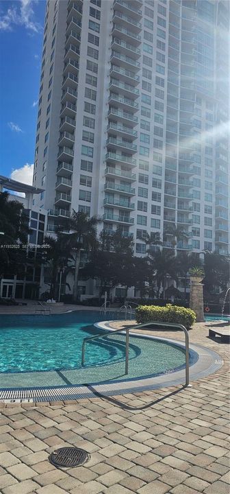 For Rent: $2,800 (2 beds, 2 baths, 1165 Square Feet)