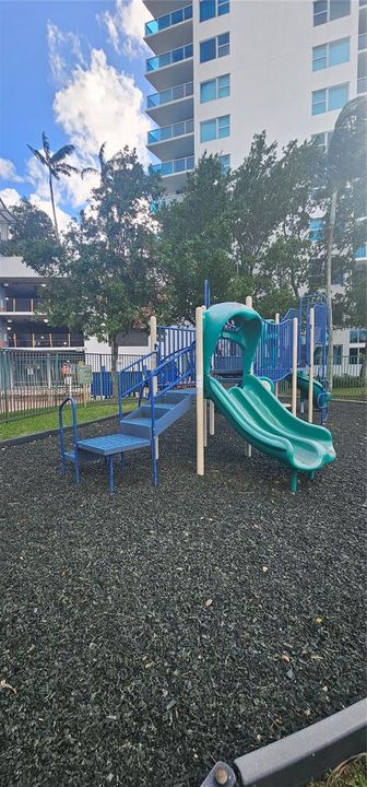 For Rent: $2,800 (2 beds, 2 baths, 1165 Square Feet)