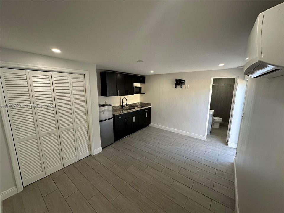 出租: $1,350 (0 贝兹, 1 浴室, 1255 平方英尺)