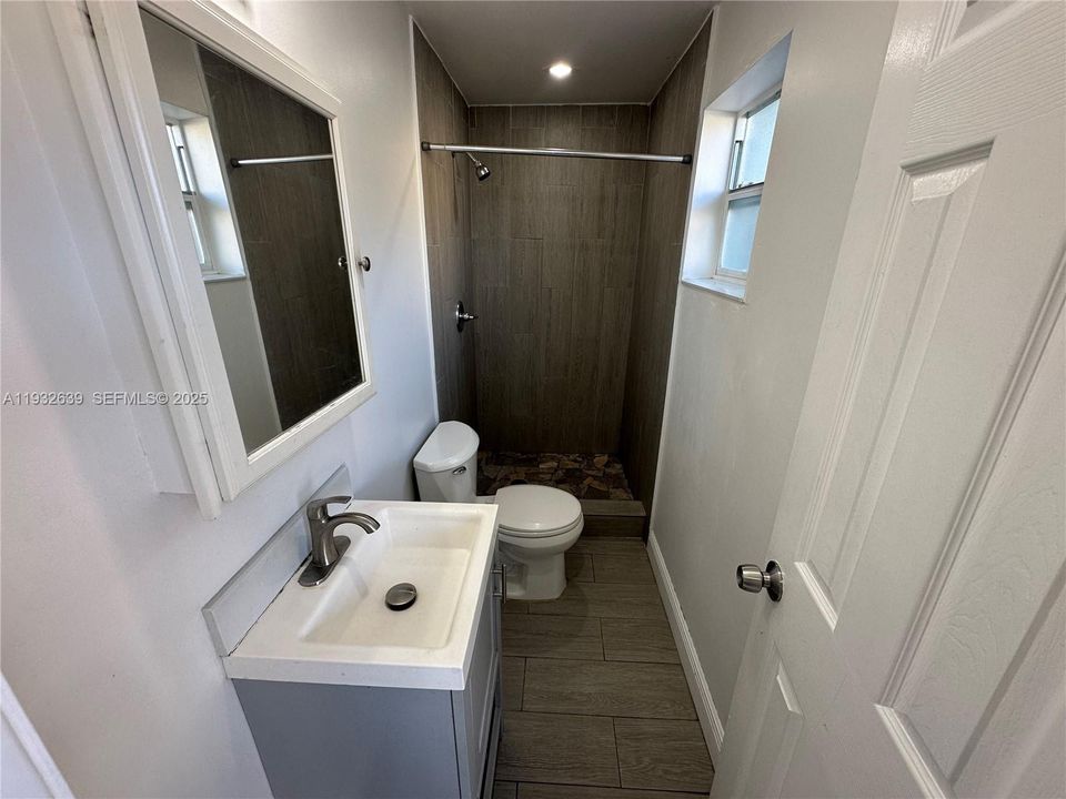 出租: $1,350 (0 贝兹, 1 浴室, 1255 平方英尺)