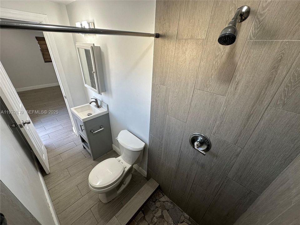 出租: $1,350 (0 贝兹, 1 浴室, 1255 平方英尺)