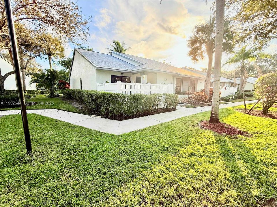 На продажу: $375,000 (2 спален, 2 ванн, 1320 Квадратных фут)