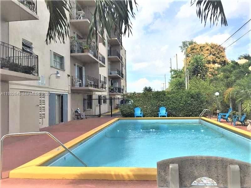 For Rent: $1,800 (1 beds, 1 baths, 591 Square Feet)