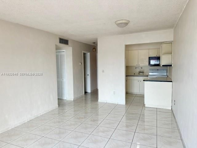 For Rent: $1,800 (1 beds, 1 baths, 591 Square Feet)