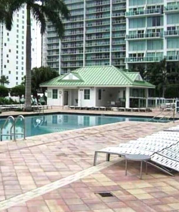 出租: $4,250 (2 贝兹, 2 浴室, 1117 平方英尺)