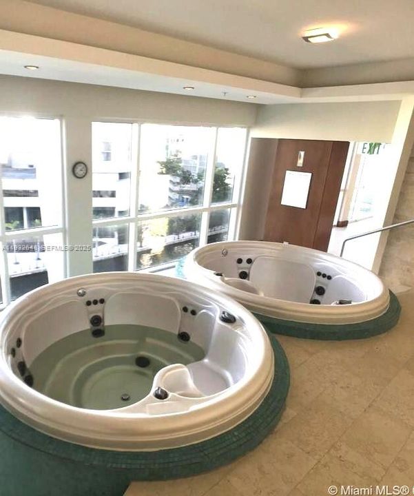 出租: $4,250 (2 贝兹, 2 浴室, 1117 平方英尺)