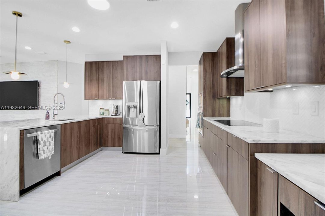 待售: $1,300,000 (5 贝兹, 4 浴室, 2925 平方英尺)