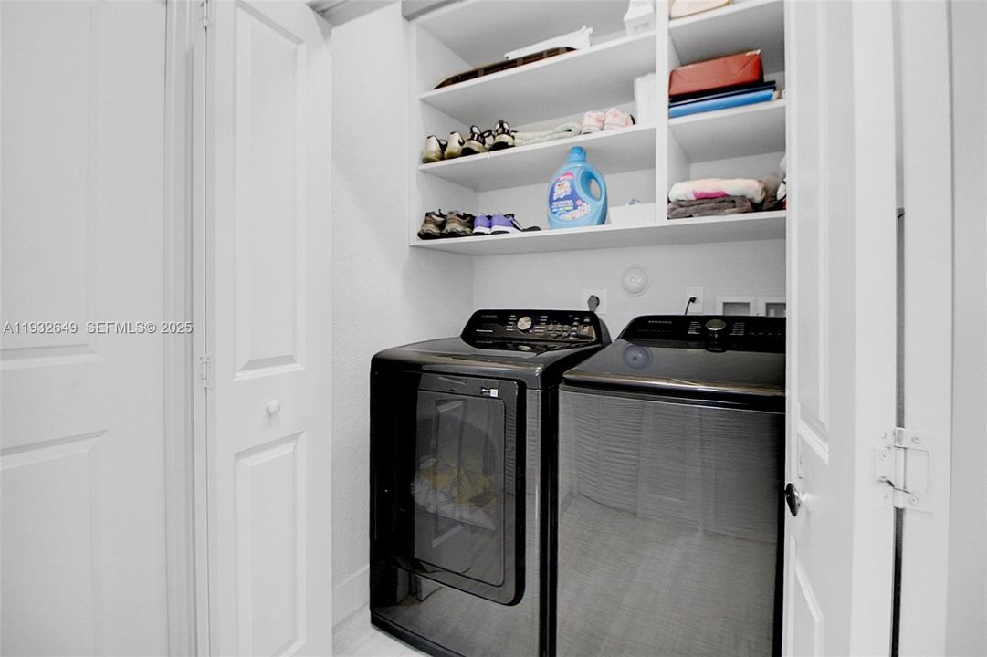 待售: $1,300,000 (5 贝兹, 4 浴室, 2925 平方英尺)