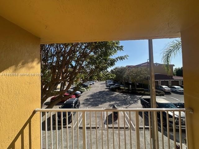 For Sale: $272,000 (2 beds, 2 baths, 1061 Square Feet)