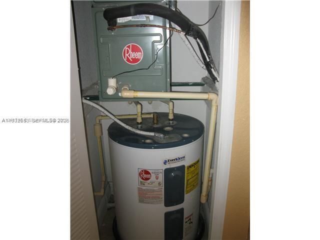 待售: $290,000 (2 贝兹, 2 浴室, 1061 平方英尺)