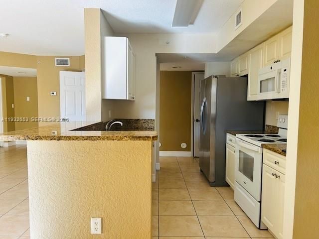 For Sale: $272,000 (2 beds, 2 baths, 1061 Square Feet)