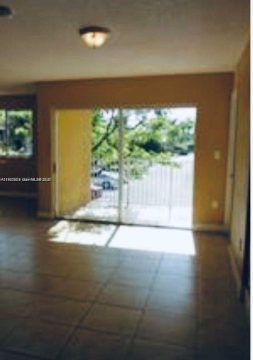 待售: $290,000 (2 贝兹, 2 浴室, 1061 平方英尺)